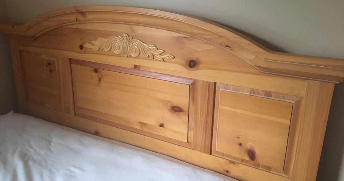 Broyhill Fontana Queen headboard, footboard, side rails and metal frame