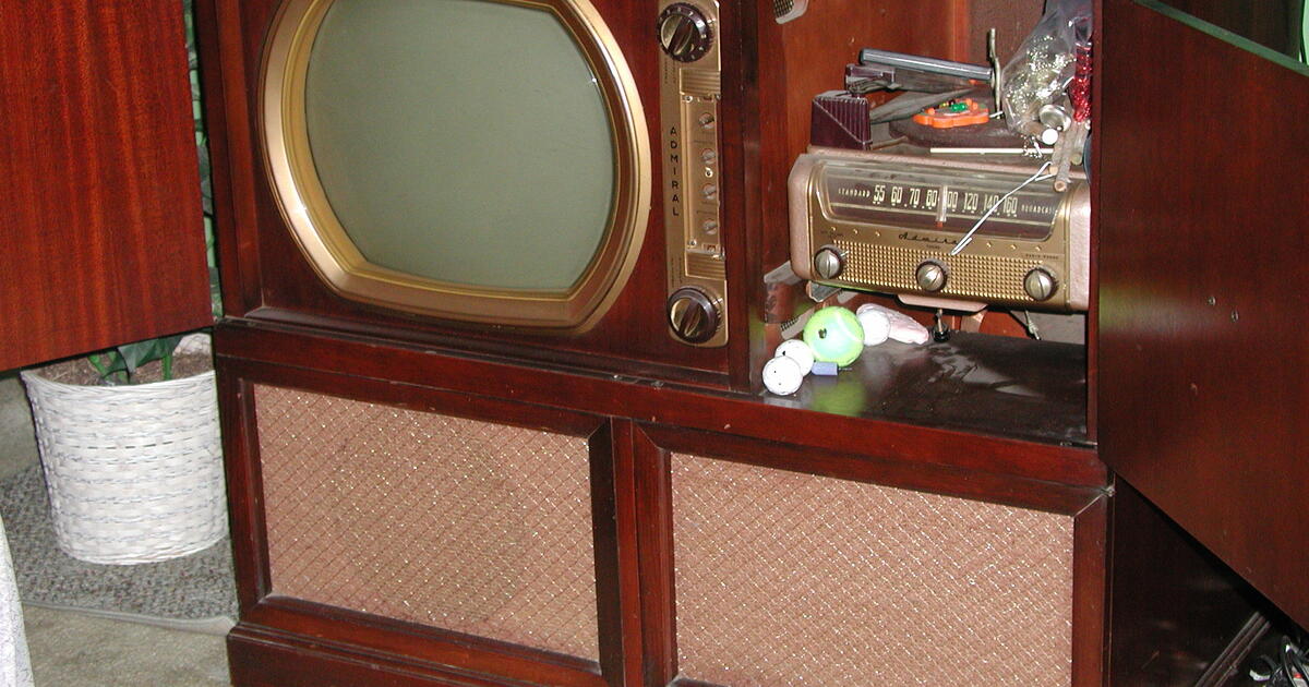 Vintage 1950 Admiral TV AM Phonograph console unit for 200 in Austin