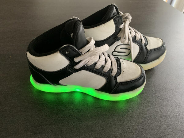Sketcher Kinderschoenen Met Lichtjes - Maat 27 Voor 15 € In  's-Hertogenbosch, NB | Vondsten — Nextdoor