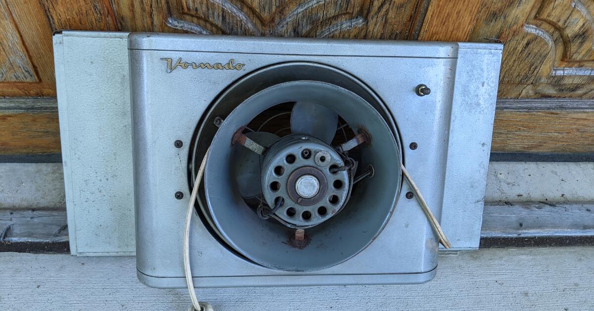 Vintage 1940s1950s Vornado Metal Window Box Fan For Sale. for 40 in