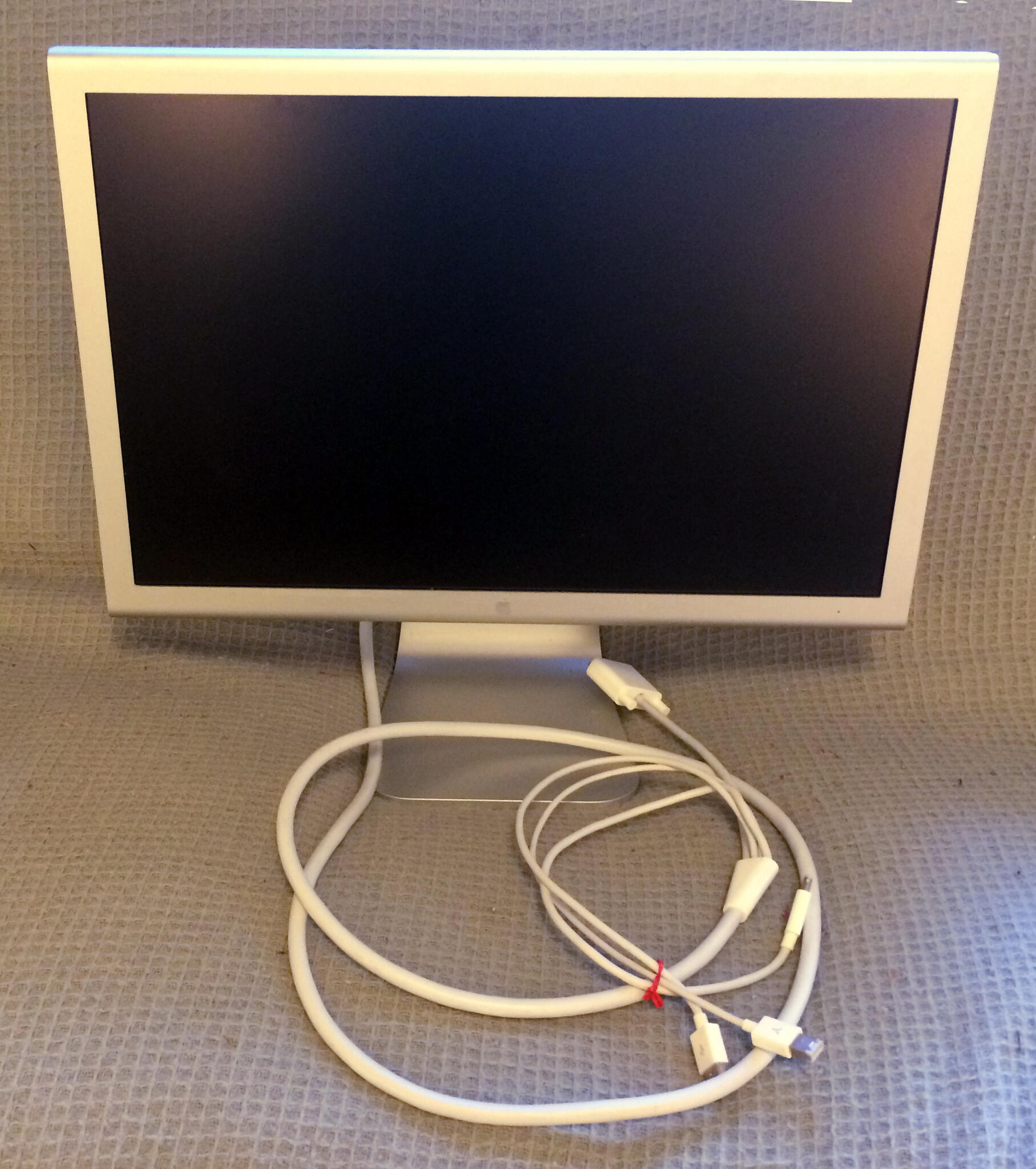 50 Apple Monitor Inch Cinema Display 05 A1081 Nextdoor