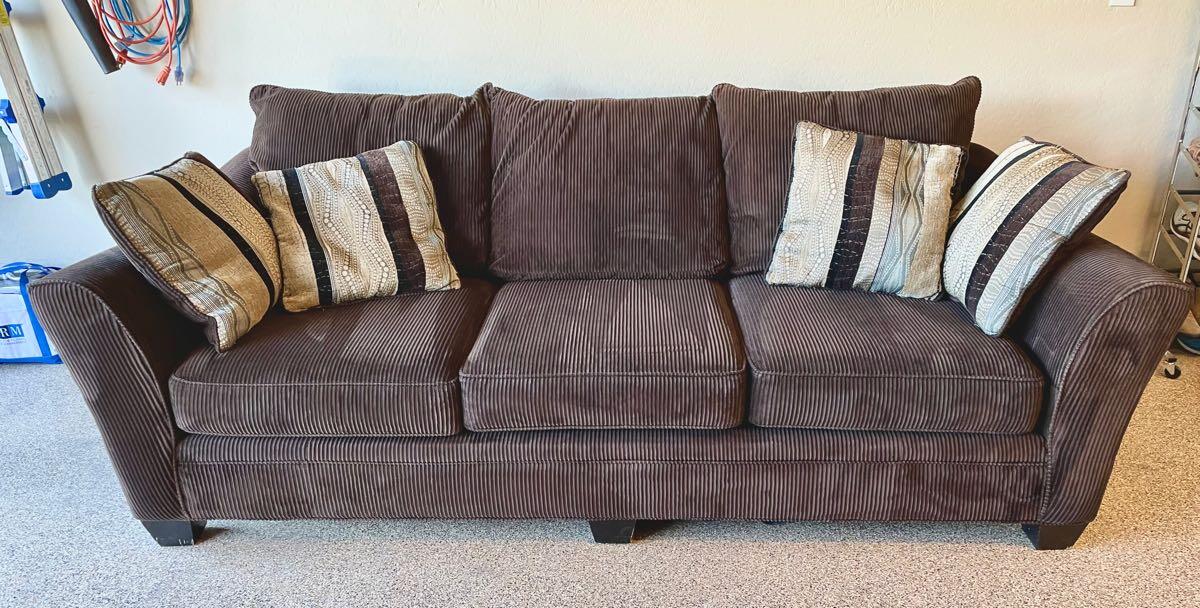 175 Super Comfy Couch In Excellent Condition Nextdoor