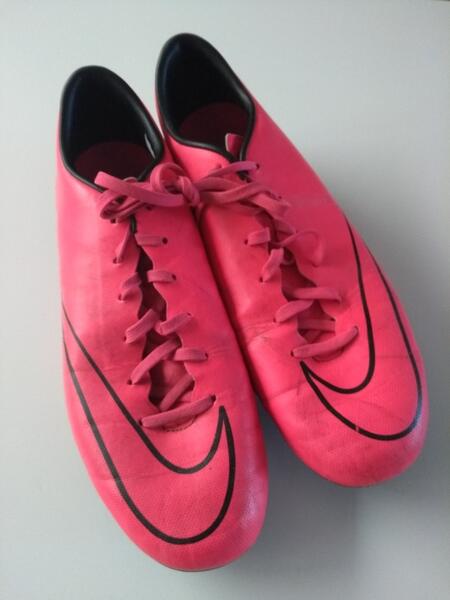 Nike, Voetbalschoenen. Mt 43 Met Scheenbeschermers Voor 25 € In Overbetuwe,  GL | Vondsten — Nextdoor